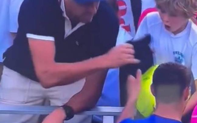 Un empresario roba la gorra que el tenista Kamil Majchrzak le había regalado