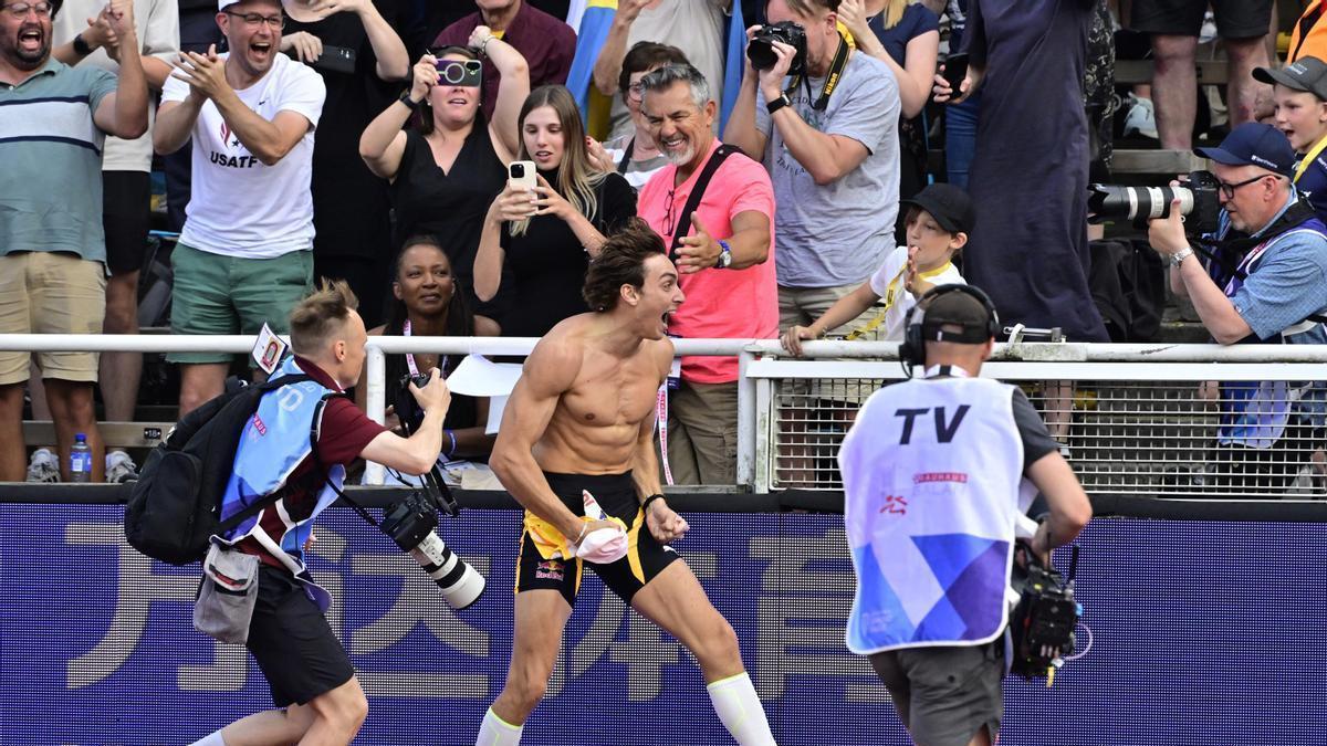 Armand Duplantis tras lograr un nuevo récord del mundo.