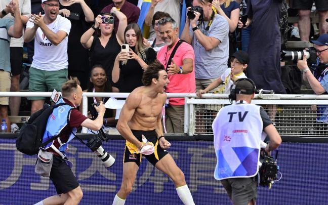 Armand Duplantis tras lograr un nuevo récord del mundo. / EFE Armand Duplantis tras lograr un nuevo récord del mundo.