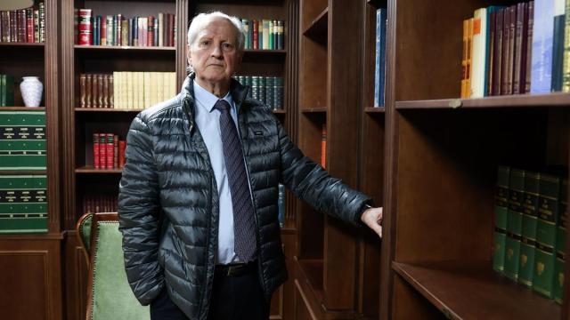 Juan Mari Atutxa posa en la sede de la Fundación Sabino Arana.