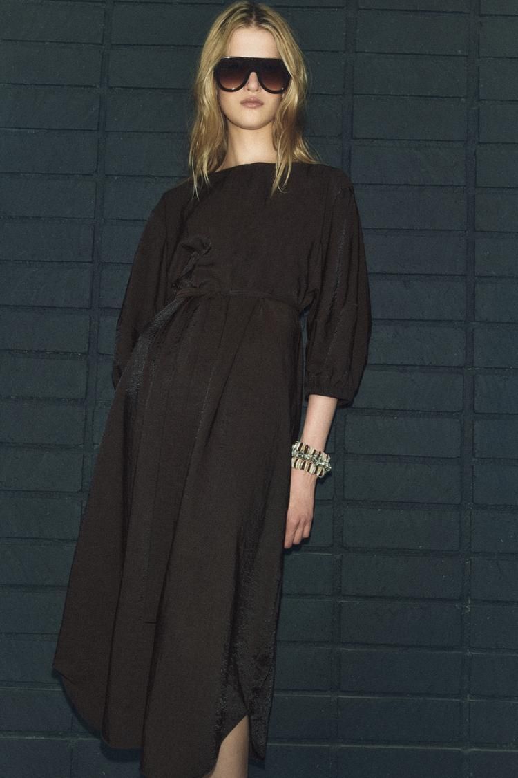 Vestido midi con cinturón en color marrón chocolate de Zara (39,95 euros).