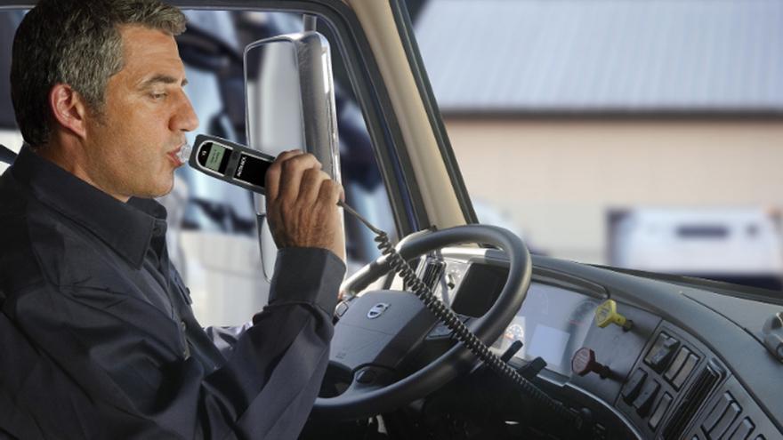 El dispositivo Alcolok obliga a soplar en un etilómetro antes de arrancar.