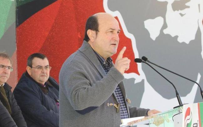 Andoni Ortuzar, en un mitin hace años con Joseba Aurrekoetxea y Koldo Mediavilla a sus espaldas / NTM Andoni Ortuzar, en un mitin hace años con Joseba Aurrekoetxea y Koldo Mediavilla a sus espaldas