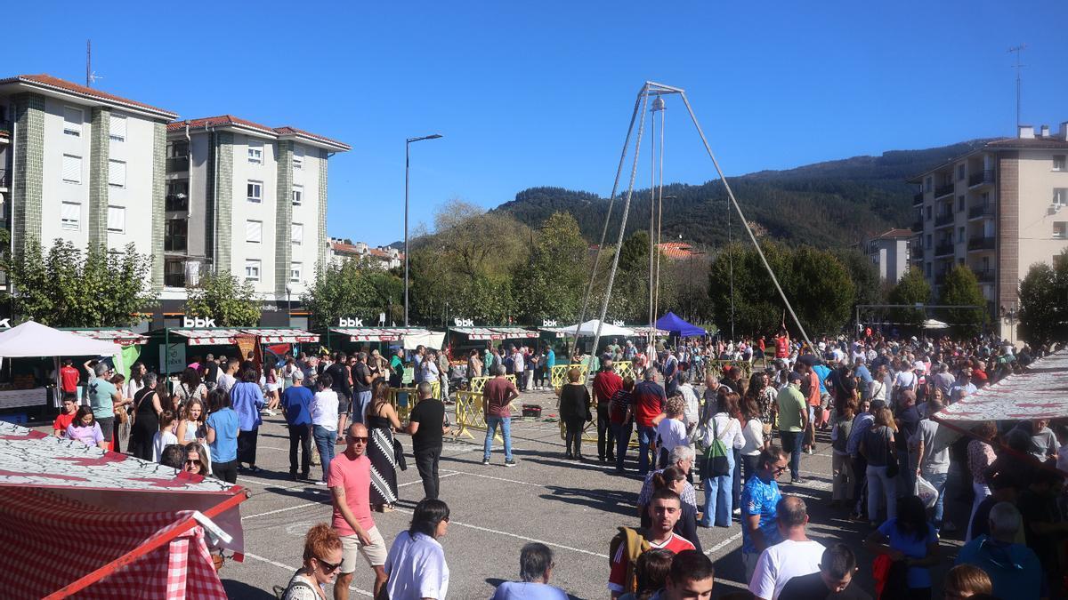 La Feria de Garbe se celebra este domingo, 12 de octubre, en el parquing de este barrio de Igorre