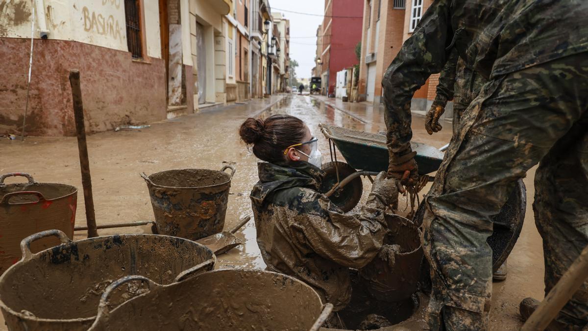 Militares trabajan para desatascar las alcantarillas en Paiporta.