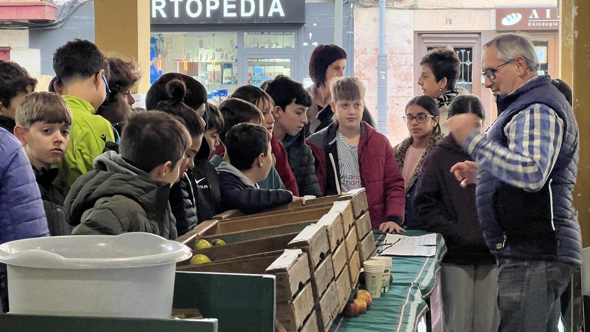 Alumnos de Beasain con un productor del mercado