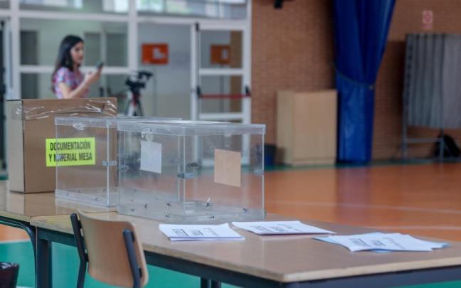 Una mesa electoral en un colegio de Madrid en las pasadas elecciones generales.