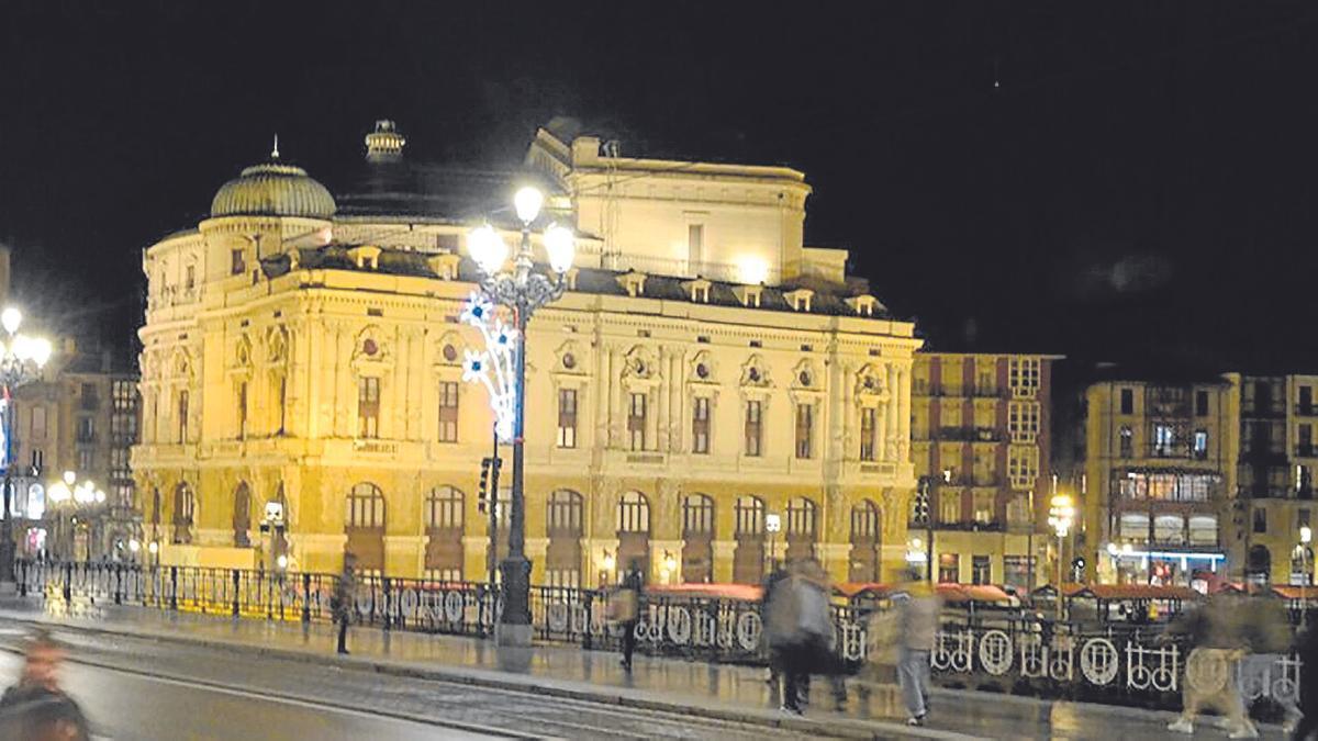 Imagen nocturna del Teatro Arriaga desde el puente del Arenal.