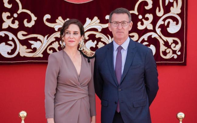 Isabel Díaz Ayuso junto a Albeto Nuñez Feijoó que fue invitado a la tribuna durante el desfile.