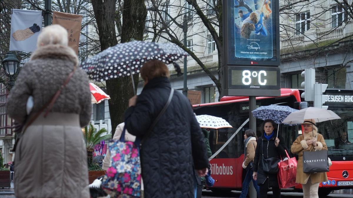 Varias personas caminan por la gran vía de Bilbao.
