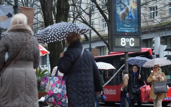 Varias personas caminan por la gran vía de Bilbao.