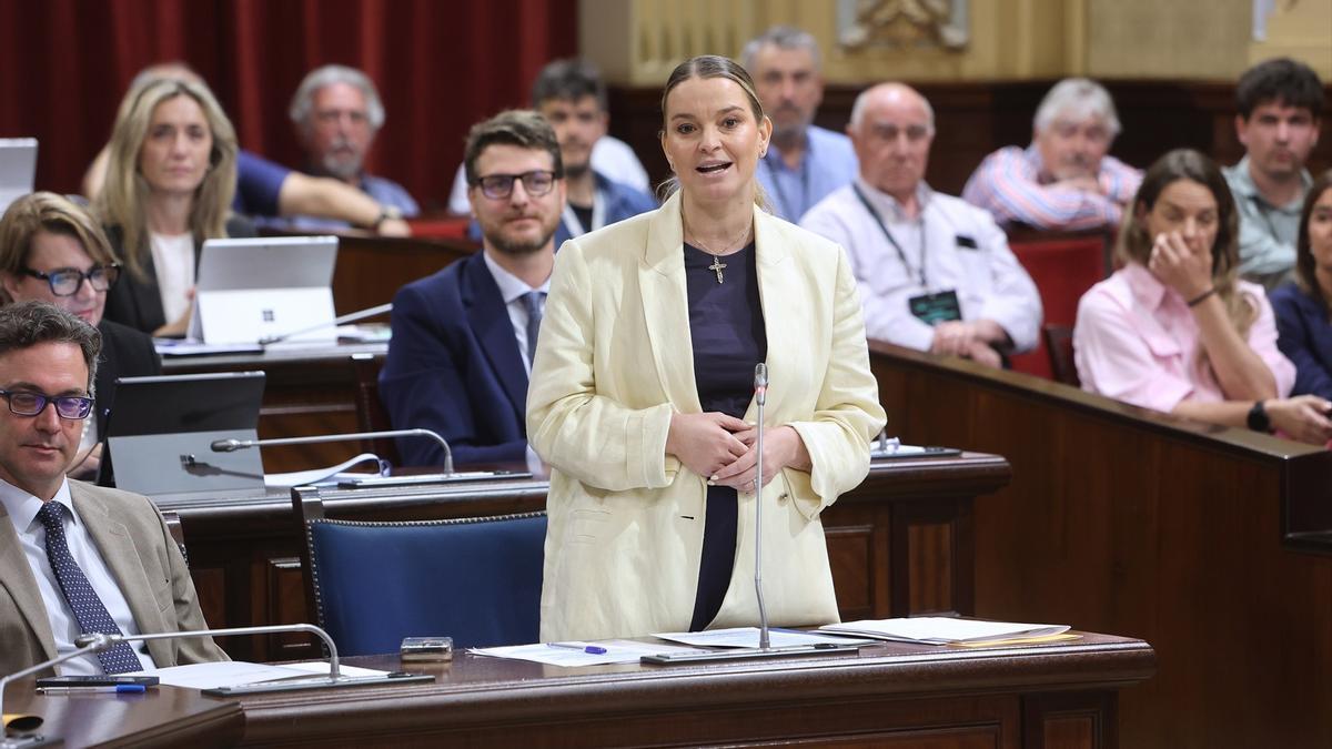 La presidenta de Baleares, Marga Prohens, durante una sesión de control al Govern balear.