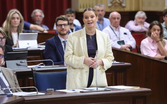 La presidenta de Baleares, Marga Prohens, durante una sesión de control al Govern balear.