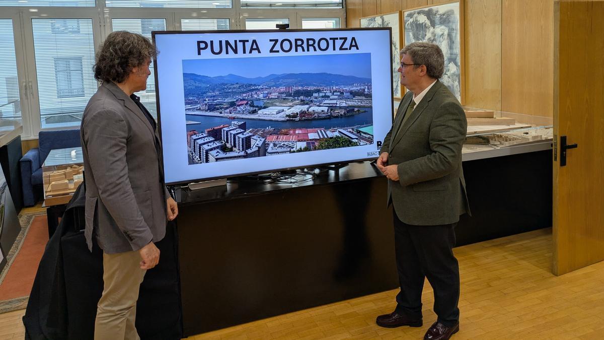 Viñez y Aburto, junto a una reproducción del proyecto.