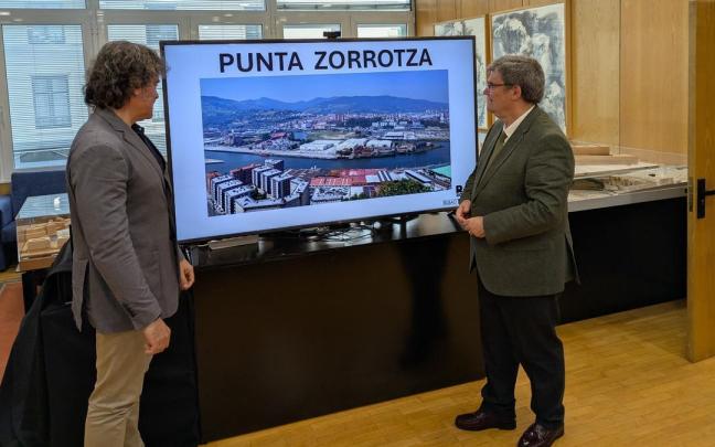 Viñez y Aburto, junto a una reproducción del proyecto.