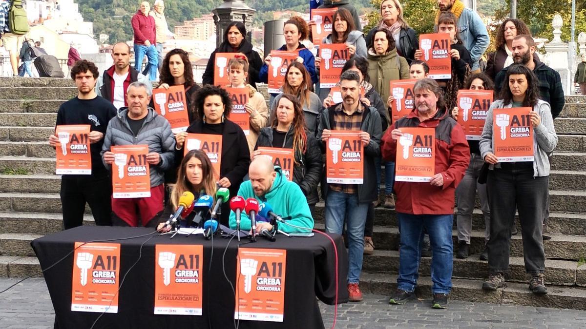Representantes de ELA, LAB, ESK, Steilas, Etxalde, Hiru y colectivos por la vivienda, durante la presentación de las movilizaciones del 11N