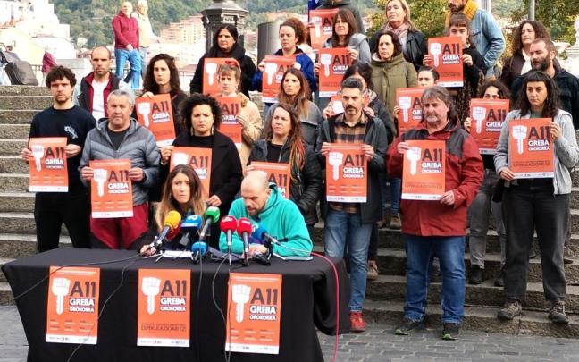 Representantes de ELA, LAB, ESK, Steilas, Etxalde, Hiru y colectivos por la vivienda, durante la presentación de las movilizaciones del 11N