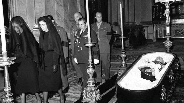 La viuda de Franco, Carmen Polo, y su hija, la marquesa de Villaverde, durante el funeral en El Pardo con el féretro presente.
