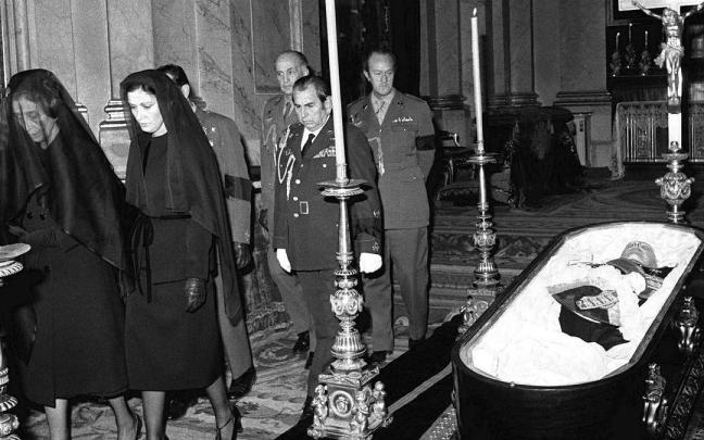 La viuda de Franco, Carmen Polo, y su hija, la marquesa de Villaverde, durante el funeral en El Pardo con el féretro presente.