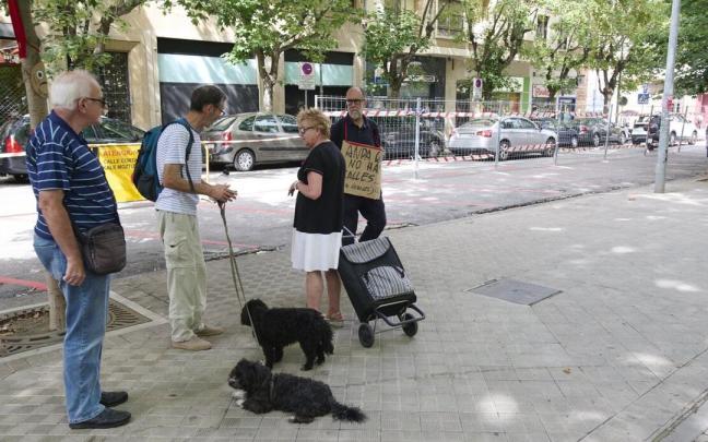 Un grupo de vecinos, junto a las vallas colocadas en la Plaza de la Cruz para el inicio de las obras. Un grupo de vecinos, junto a las vallas colocadas en la Plaza de la Cruz para el inicio de las obras.