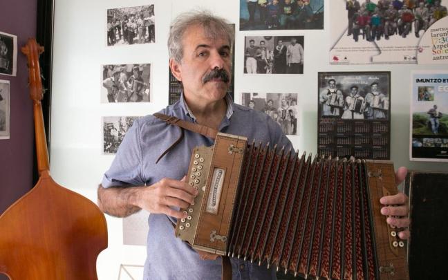 Joseba Tapia intepretará bertsos y canciones de gudaris en el concierto del domingo.