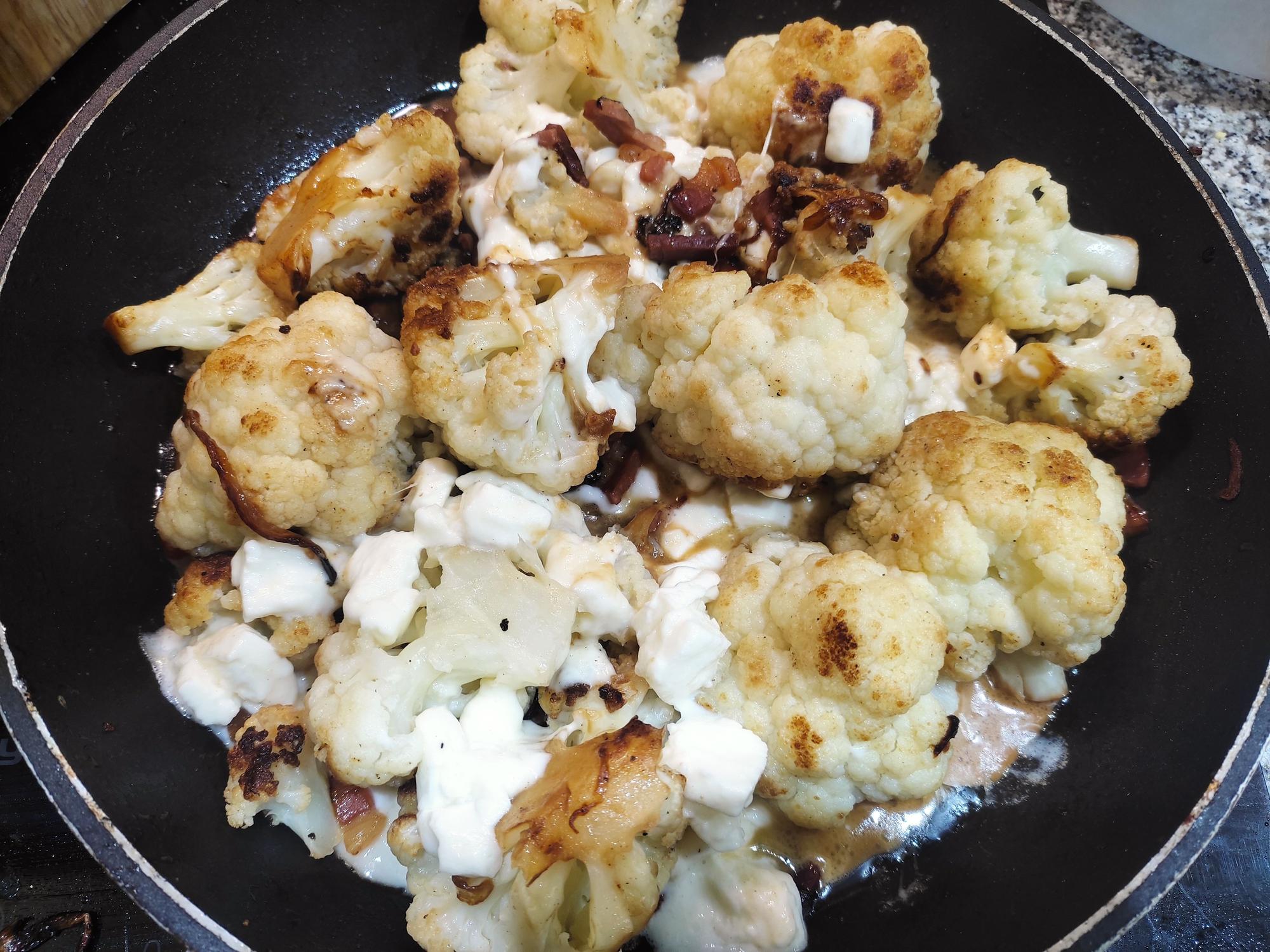 La coliflor a la sartén queda un poco más 'al dente' que cocida.