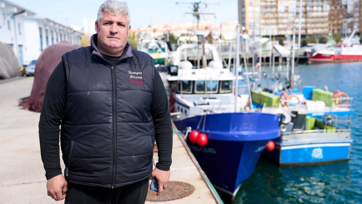 El patrón del barco 'Siempre Necora' que ayudó en el rescate, Pedro Antonio Fernández, posa en la zona del naufragio donde ha desaparecido el buque pesquero Villaboa Uno