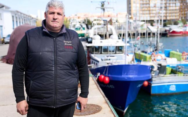 El patrón del barco 'Siempre Necora' que ayudó en el rescate, Pedro Antonio Fernández, posa en la zona del naufragio donde ha desaparecido el buque pesquero Villaboa Uno El patrón del barco 'Siempre Necora' que ayudó en el rescate, Pedro Antonio Fernández, posa en la zona del naufragio donde ha desaparecido el buque pesquero Villaboa Uno