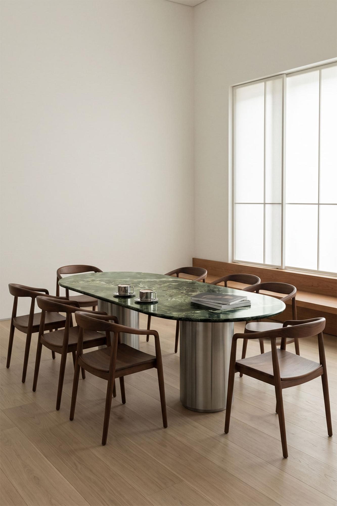 Mesa de comedor ovalada de mármol.