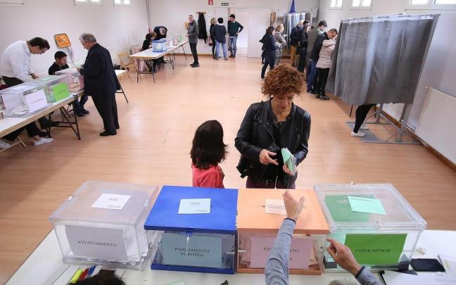 Una mujer se dispone a votar en un colegio con urna a las elecciones al concejo en la Cendea de Zizur.