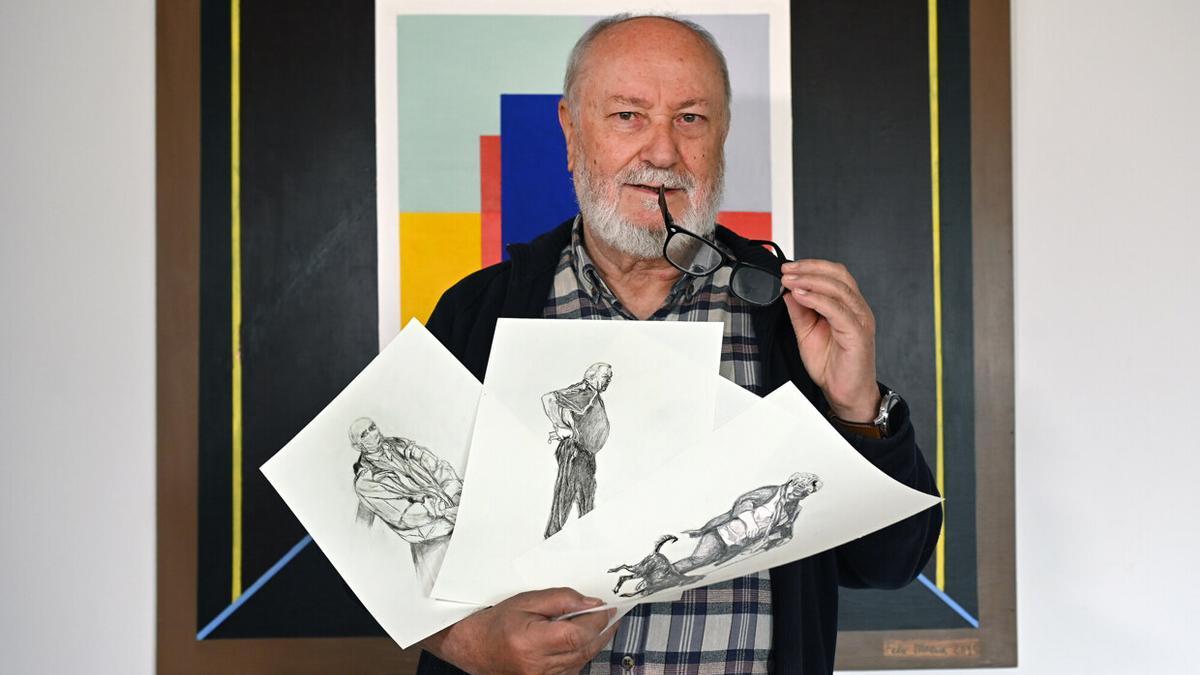 Félix Macua Sagasti posa con algunos de los retratos que hizo de los vecinos de Dicastillo.