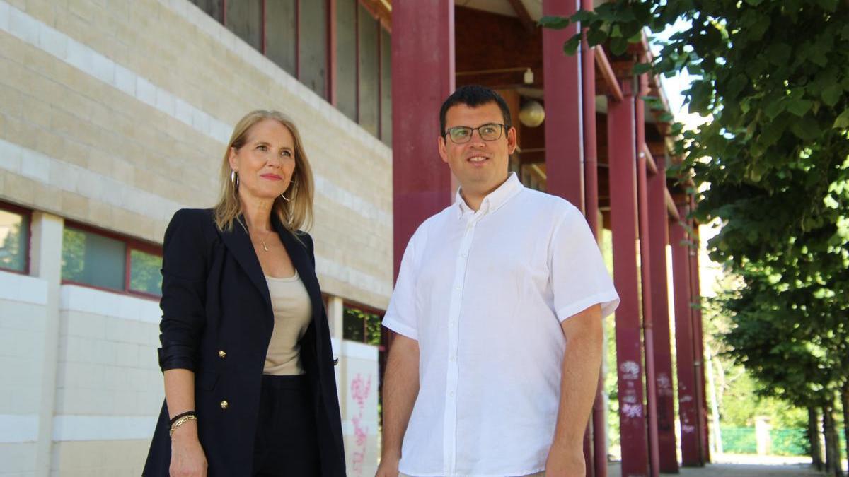 La edil Edurne Unamuno y el portavoz jeltzale Ander Garay, este martes en la presentación de las propuestas para Iturripe.