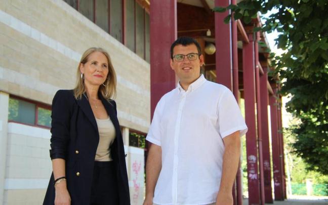 La edil Edurne Unamuno y el portavoz jeltzale Ander Garay, este martes en la presentación de las propuestas para Iturripe. / Anabel Dominguez. La edil Edurne Unamuno y el portavoz jeltzale Ander Garay, este martes en la presentación de las propuestas para Iturripe.