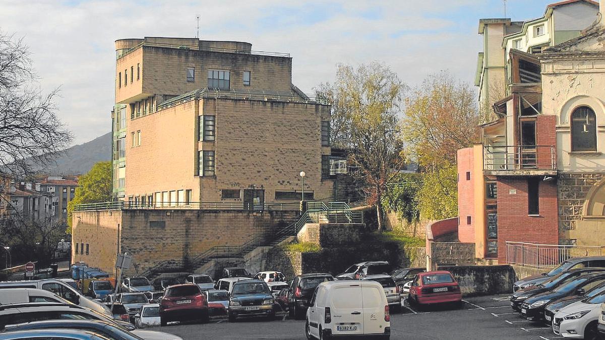 El aparcamiento en superficie que se encuentra en la actualidad junto al edificio Urumea.