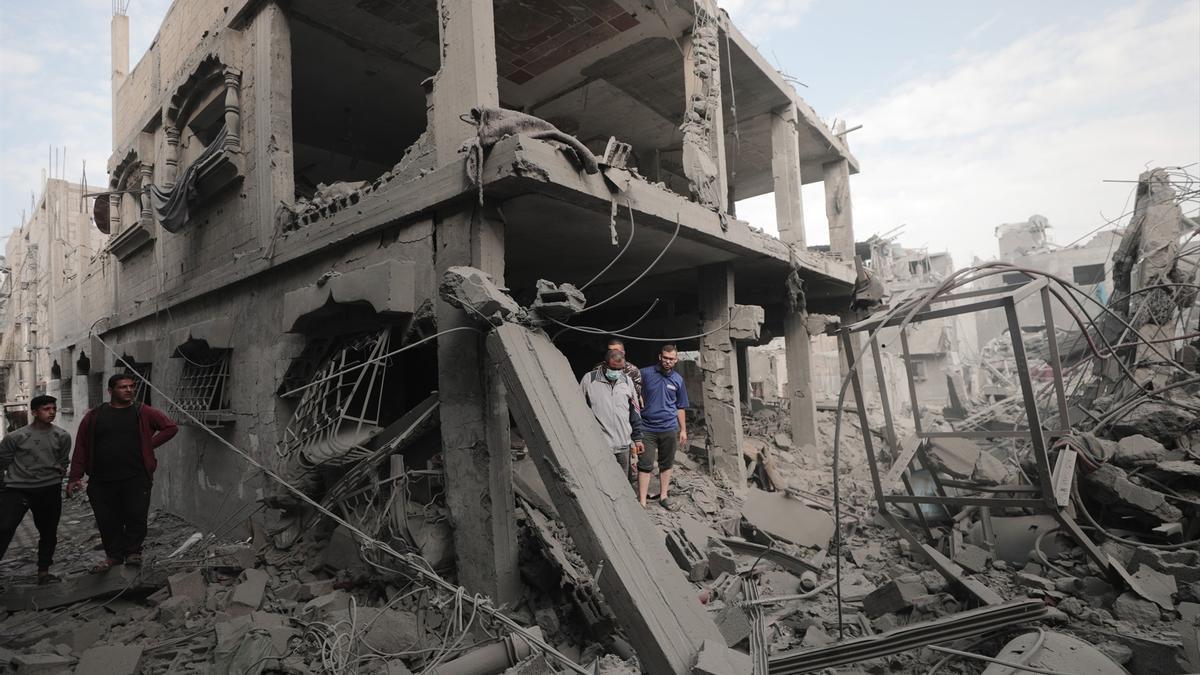 Imagen de archivo de varios edificios destruidos por los bombardeos israelíes contra el campamento de refugiados de Bureij, en el centro de la Franja de Gaza.