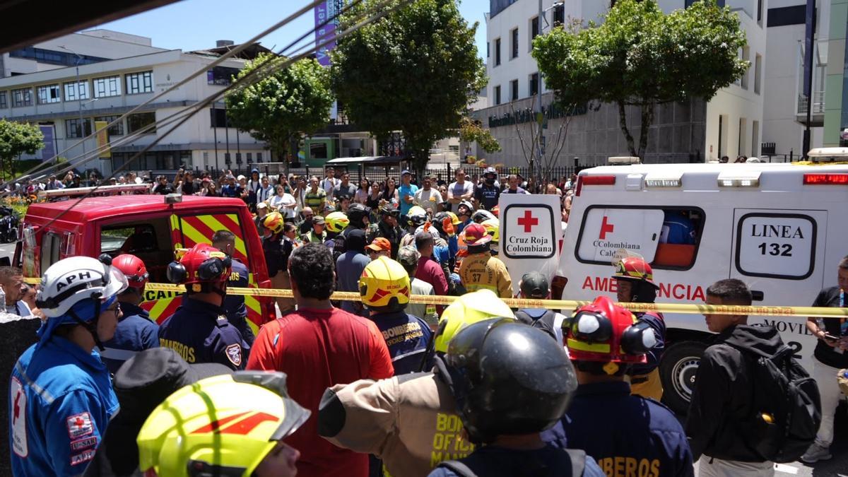 Los equipos de rescate llegan al lugar tras el terremoto de magnitud 7,4.