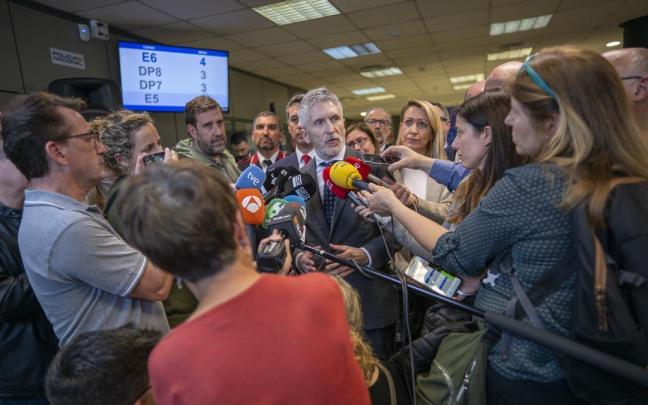 Marlaska comparece ante los medios durante la inauguración.