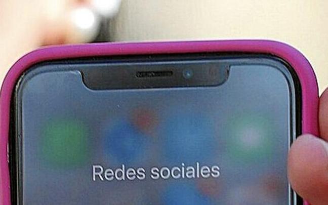 Una mujer muestra las redes sociales de su móvil. | FOTO: IKER AZURMENDI