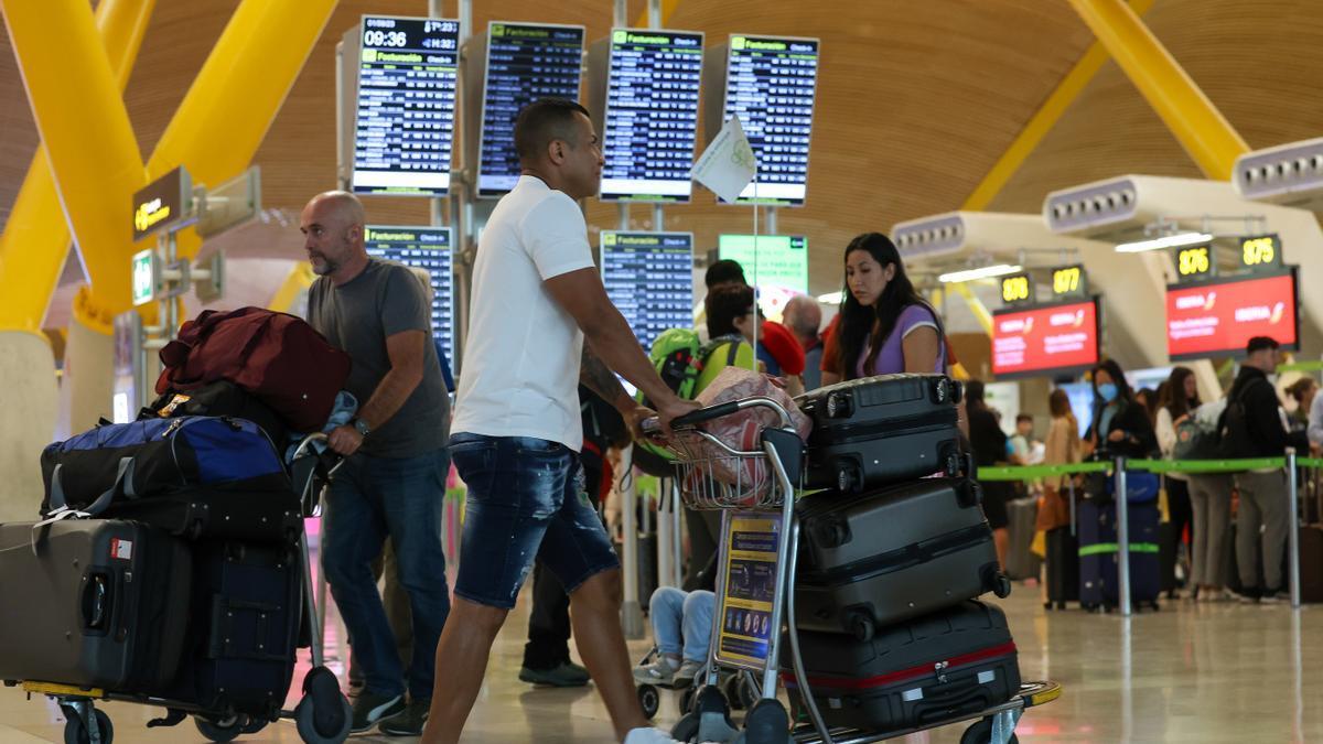 EuropaPress 5409904 varias personas maletas aeropuerto adolfo suarez madrid barajas septiembre