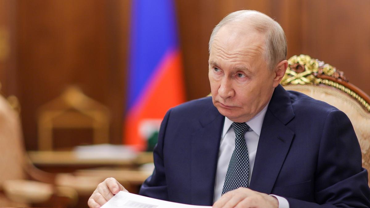 Putin, en una imagen de archivo con semblante serio.