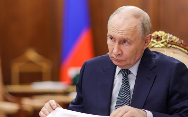Putin, en una imagen de archivo con semblante serio.