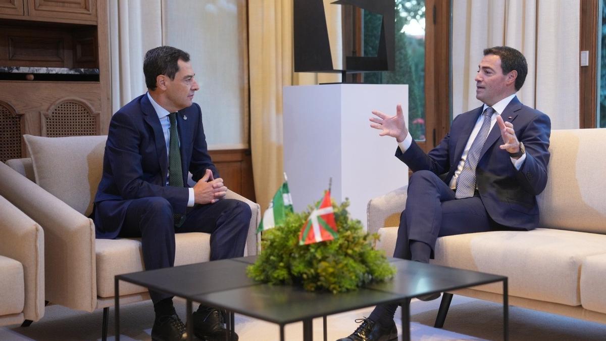 El presidente de la Junta de Andalucía, Juanma Moreno, junto al Lehendakari, Imanol Pradales.