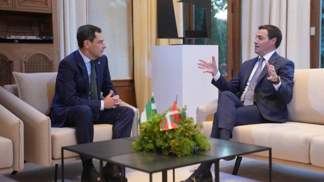 El presidente de la Junta de Andalucía, Juanma Moreno, junto al Lehendakari, Imanol Pradales.