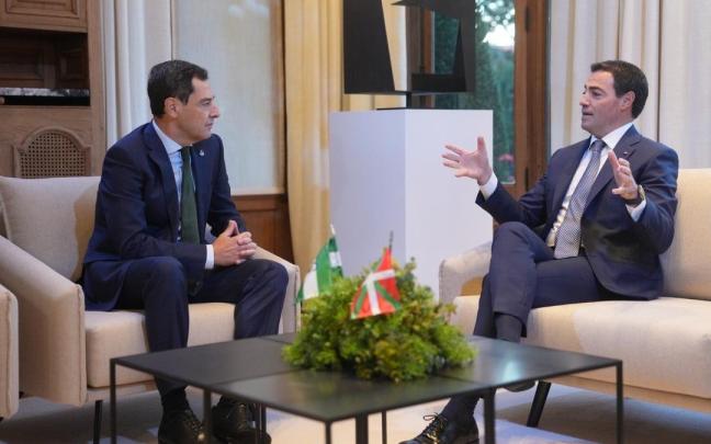 El presidente de la Junta de Andalucía, Juanma Moreno, junto al Lehendakari, Imanol Pradales.