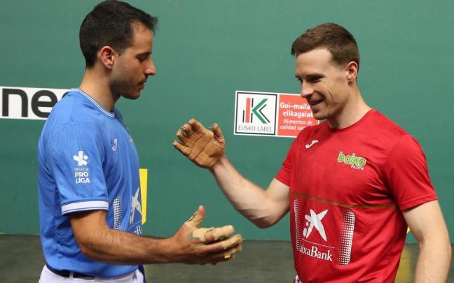 Darío y Artola eligen material para la final del Manomanista en el Navarra Arena de Iruñea.