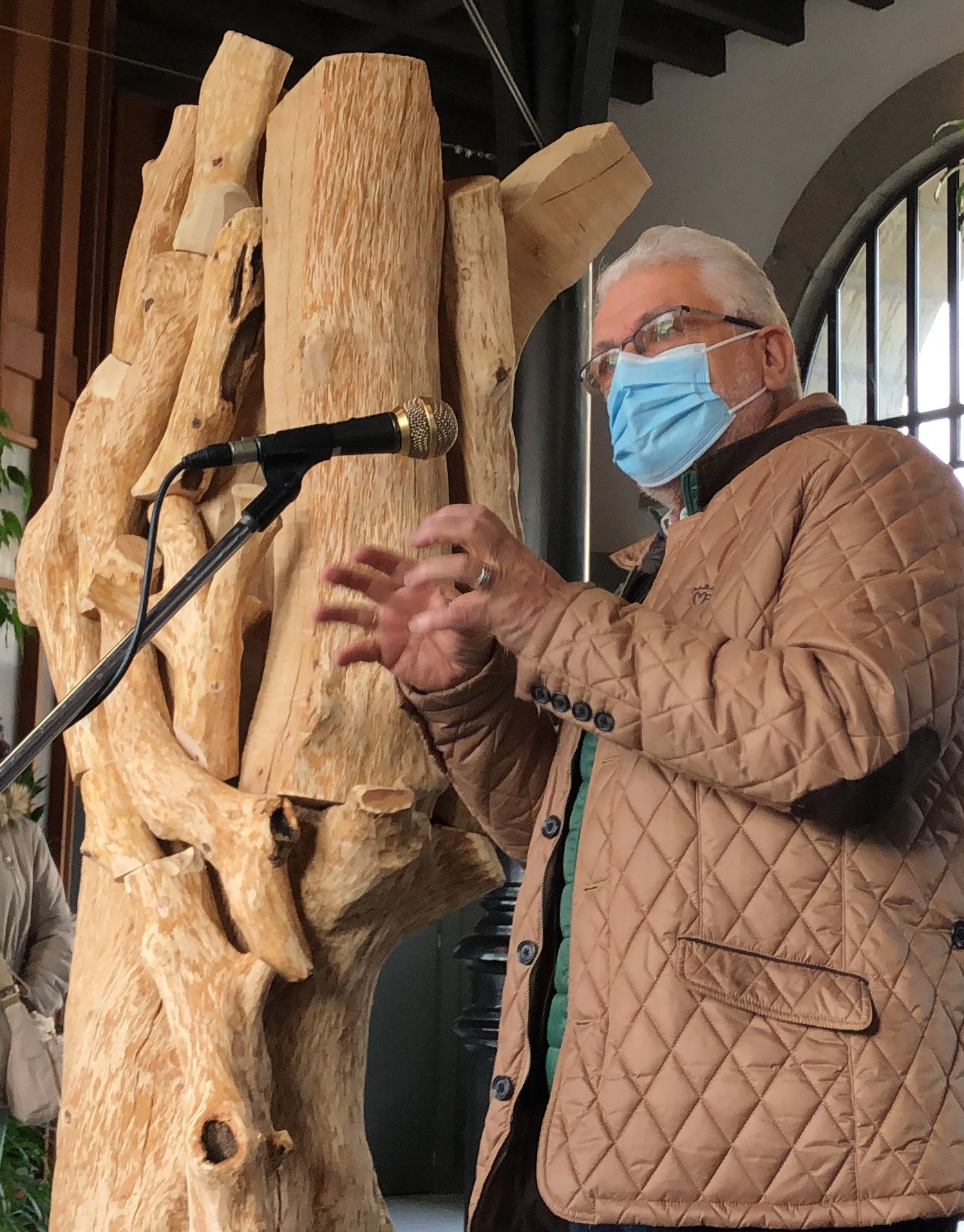 Xabier Santxotena junto a la escultura Espacio para una aparición, hecha con la rama que se desgajó en 2021