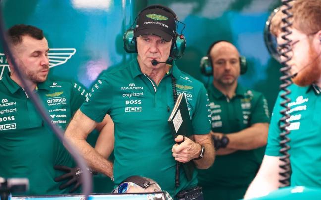 El ingeniero Adrian Newey durante los tests de Bahréin.