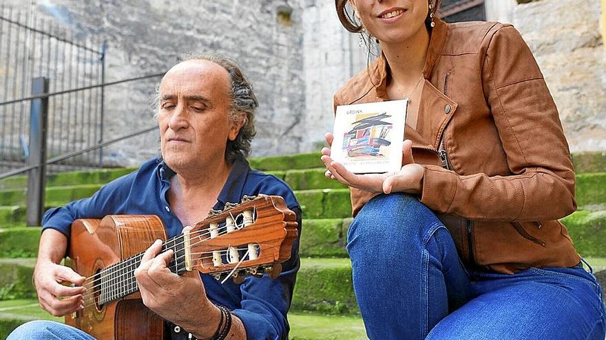 Ricardo Urrutia y Geraldine, antes de presentar el álbum en Zuloa. | FOTO: JORGE MUÑOZ