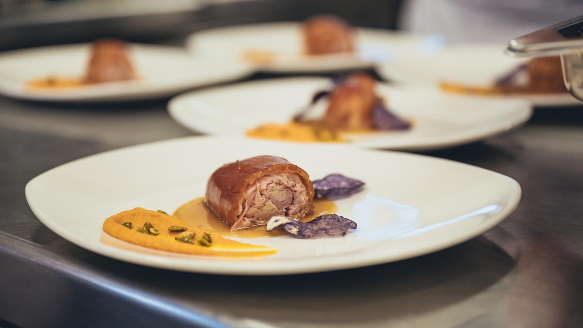 Varios platos de cochinillo asado preparados para los premios Eroski-BCC por Juan Carlos Caro y su equipo.