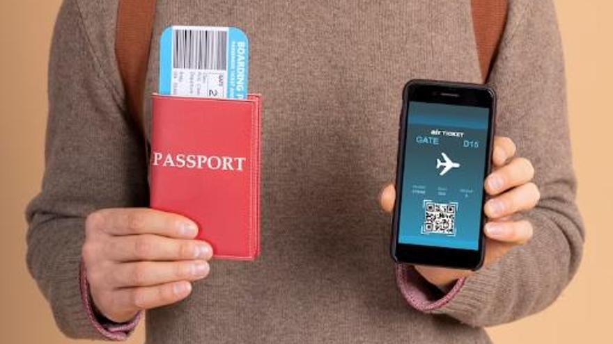 Un hombre sostiene un pasaporte y una tarjeta de embarque digital